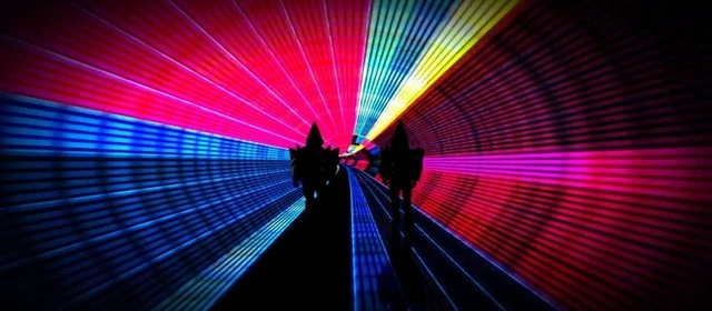 Posłuchać „Electric” Pet Shop Boys to jak włożyć palce do gniazdka z 220 Volt