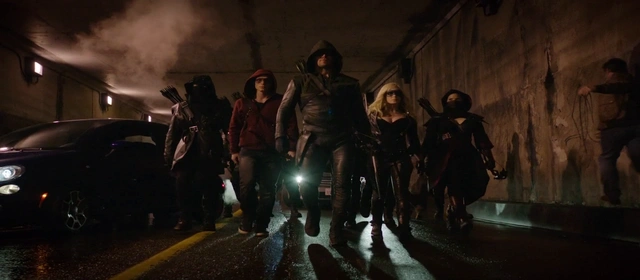 Arrow jest patetyczny do bólu, ale i tak cholernie wciąga