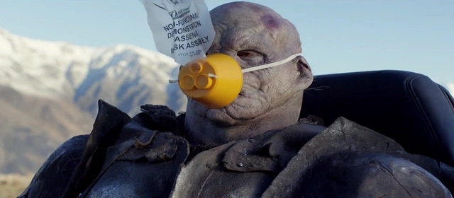 Ten film poświęcony bezpieczeństwu w samolocie trwa aż pięć minut, a i tak będziecie chcieli obejrzeć go do końca
