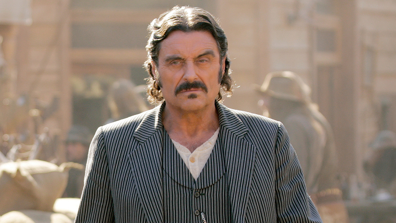 Ian McShane w serialu Amerykańscy bogowie. Ekranizacja zapowiada się wybornie