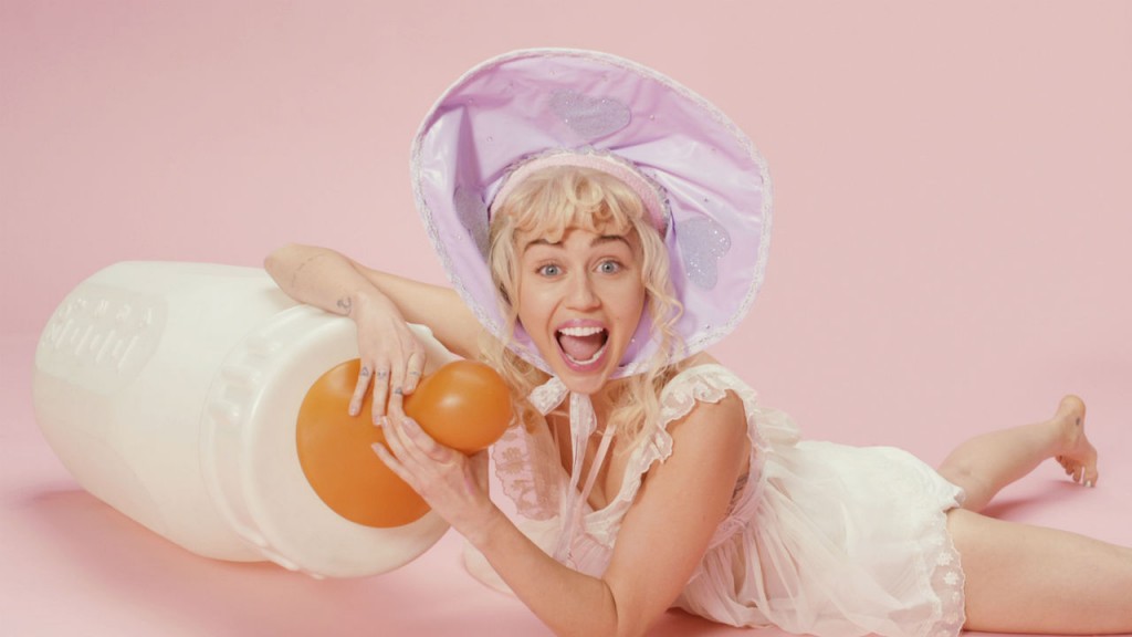 miley-cyrus-bb-talk class="wp-image-57325" 