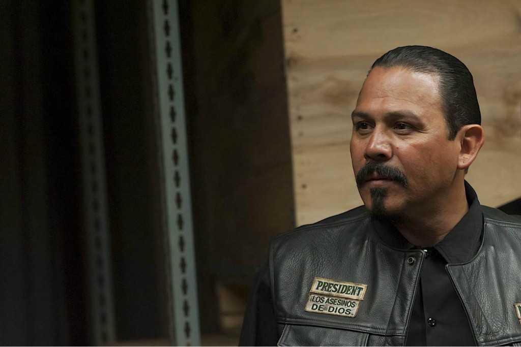 mayans mc synowie anarchii class="wp-image-69359" 
