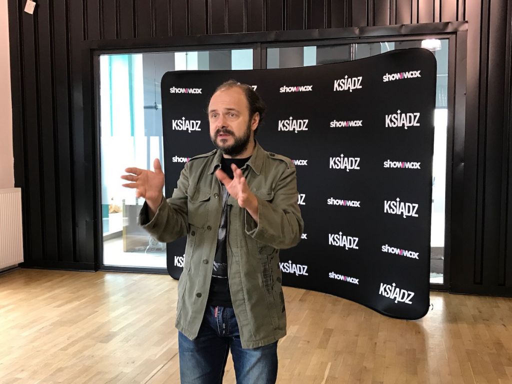 Arkadiusz Jakubik na ściance - ShowMax Ksiądz class="wp-image-82016" 