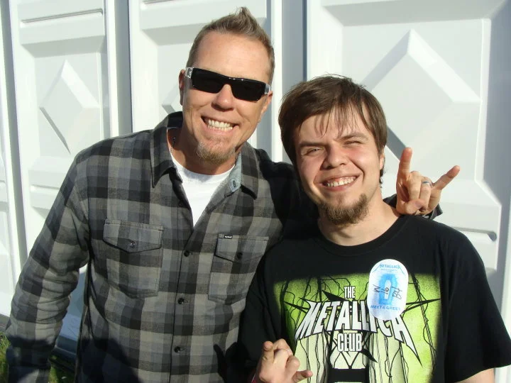 James Hetfield (gitara, wokal) i pewien młody, aspirujący pismak, którego jeszcze nie stać na fryzjera