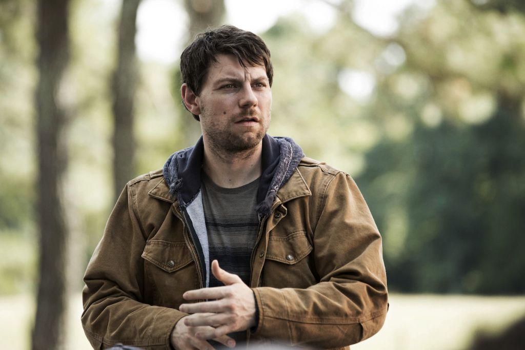 Patrick Fugit jako Kyle Barnes w Outcast class="wp-image-82209" 