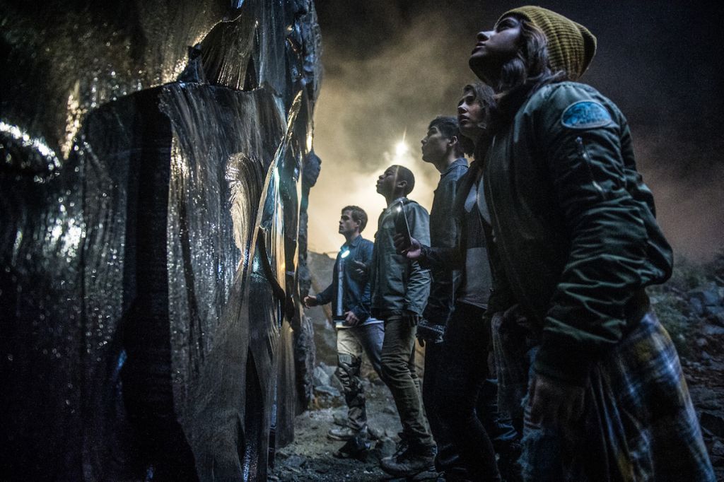 Power Rangers recenzja film 2017 - bohaterowie przy ścianie class="wp-image-82220" 