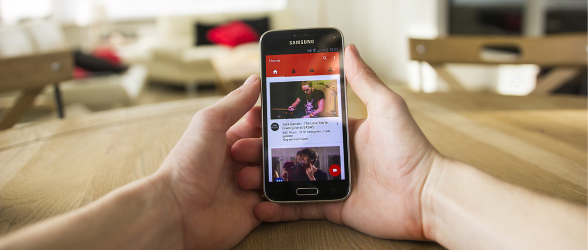 Telefon z aplikacją YouTube