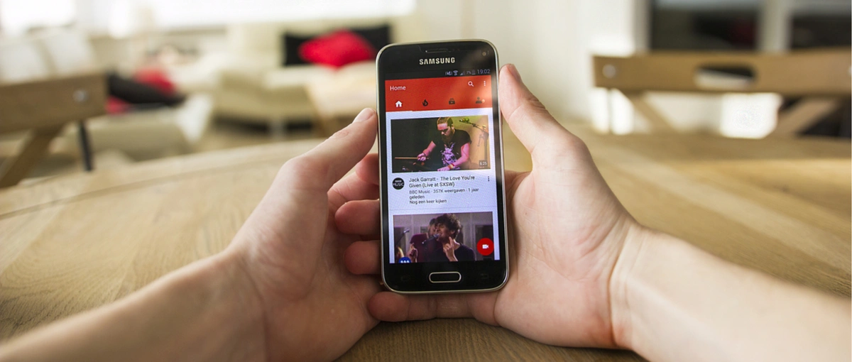 Telefon z aplikacją YouTube