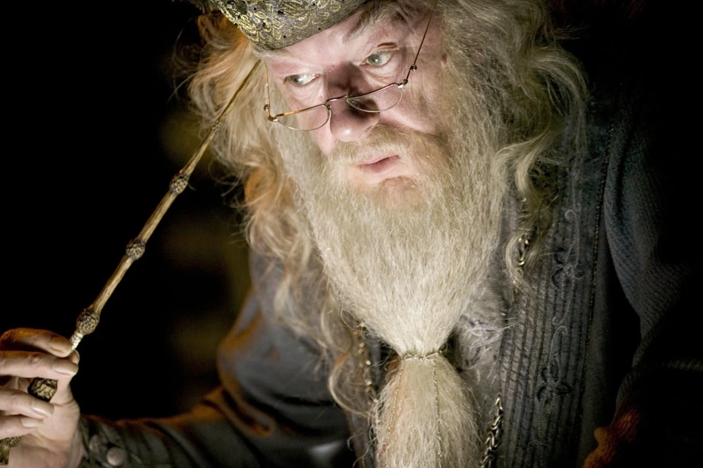 Michael Gambon jako Abus Dumbledore class="wp-image-83442"