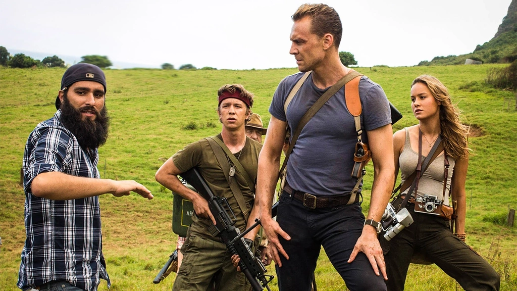 Jordan Vogt-Roberts z obsadą na planie filmu Kong: Wyspa czaszki / fot. Warner Bros