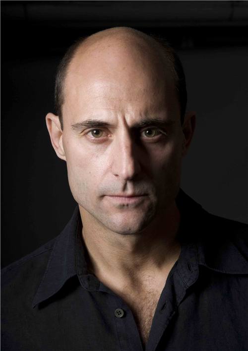mark strong w deep state telewizji fox class="wp-image-82919" 