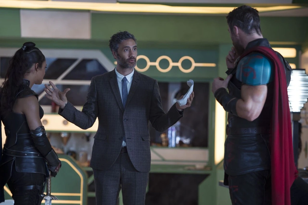 Taika Waititi na planie filmu Thor: Ragnarok / fot. Marvel Studios