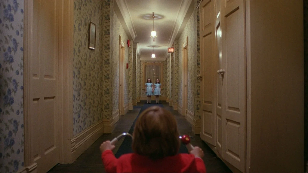 Kultowa scena w korytarzu hotelu z filmu Lśnienie 