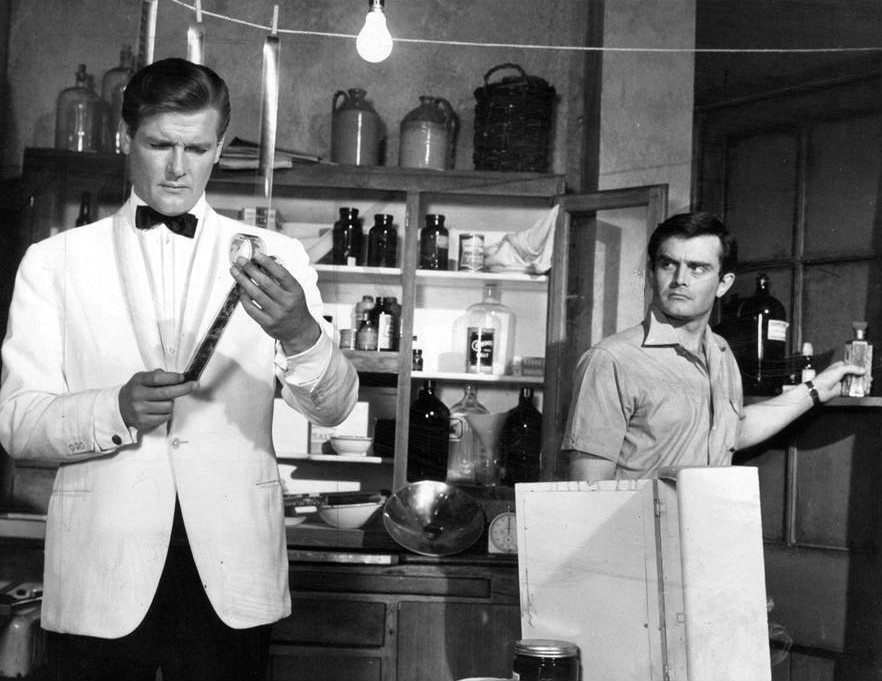 Roger Moore poza Bondem class="wp-image-85866" 