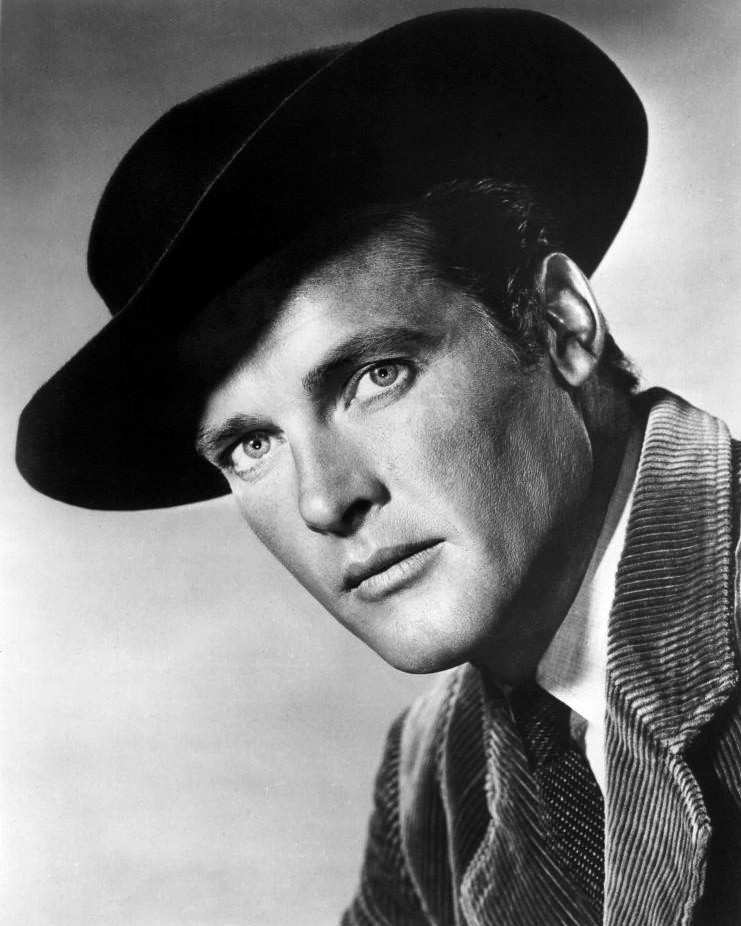 Roger Moore poza Bondem class="wp-image-85864" 