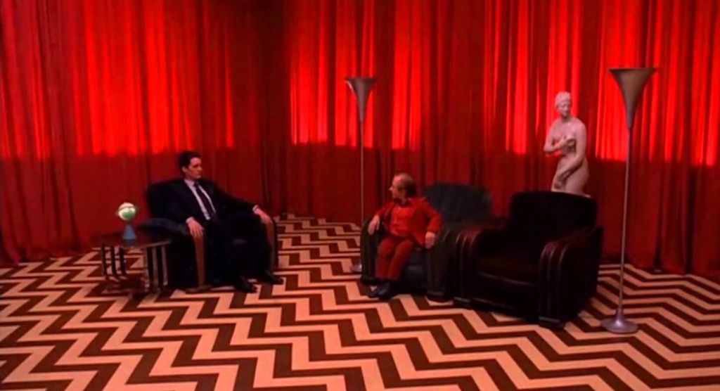 Agent Dale Cooper i karzeł w czerwonym pokoju - kadr z serialu Twin Peaks class="wp-image-84895" 