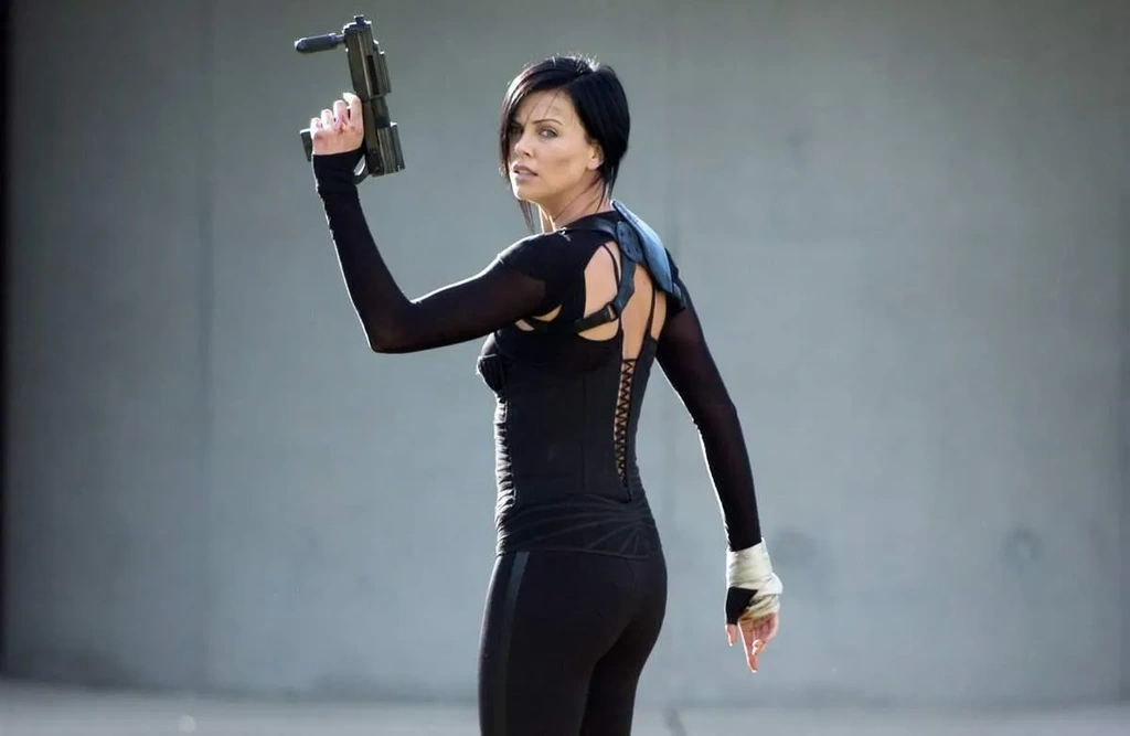 Charlize Theron w scenie z filmu Aeon Flux 