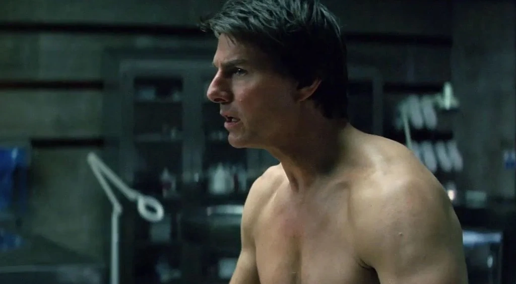 Zdezorientowany Tom Cruise w scenie z filmu Mumia