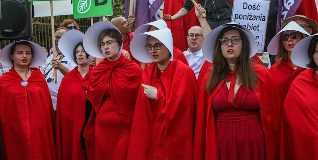 Trumpa przywitały w Polsce… podręczne z serialu The Handmaid's Tale