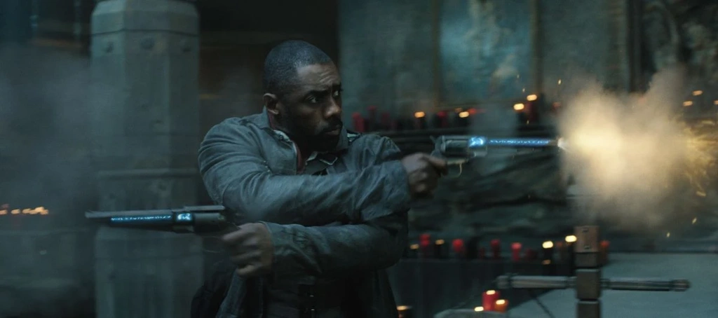 Idris Elba jako rewolwerowiec Roland - kadr z filmu Mroczna Wieża