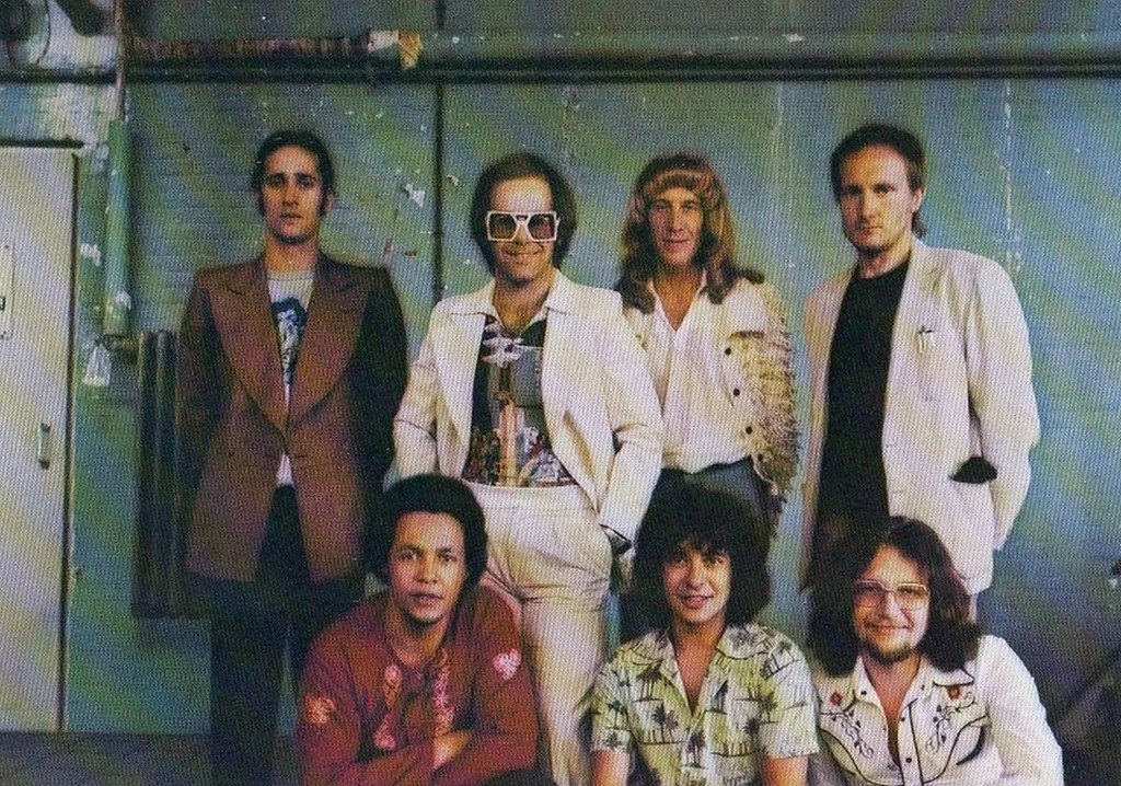 Młody James Newton Howard, pierwszy z lewej, u boku Eltona Johna w połowie lat 70. 