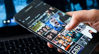 Showmax nie ma tylu autorskich serii co Netflix, ale i tak nie potrafię z niego zrezygnować. Powód? Polska