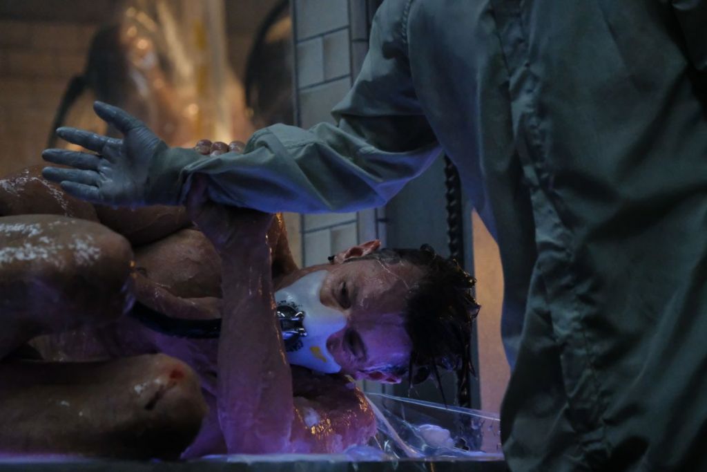 Altered Carbon kinnaman class="wp-image-130849" 