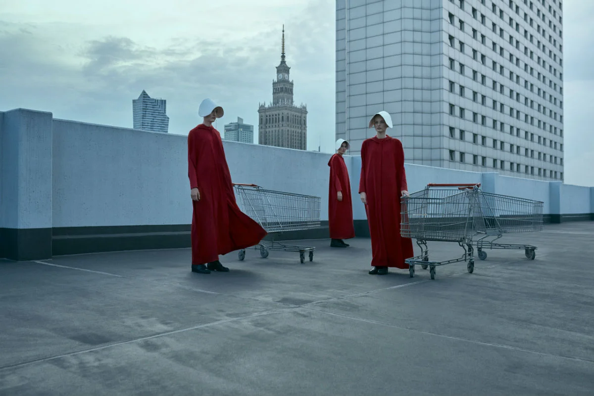 Moda prosto z Gileadu. Ubierz się jak bohaterka Opowieści podręcznej