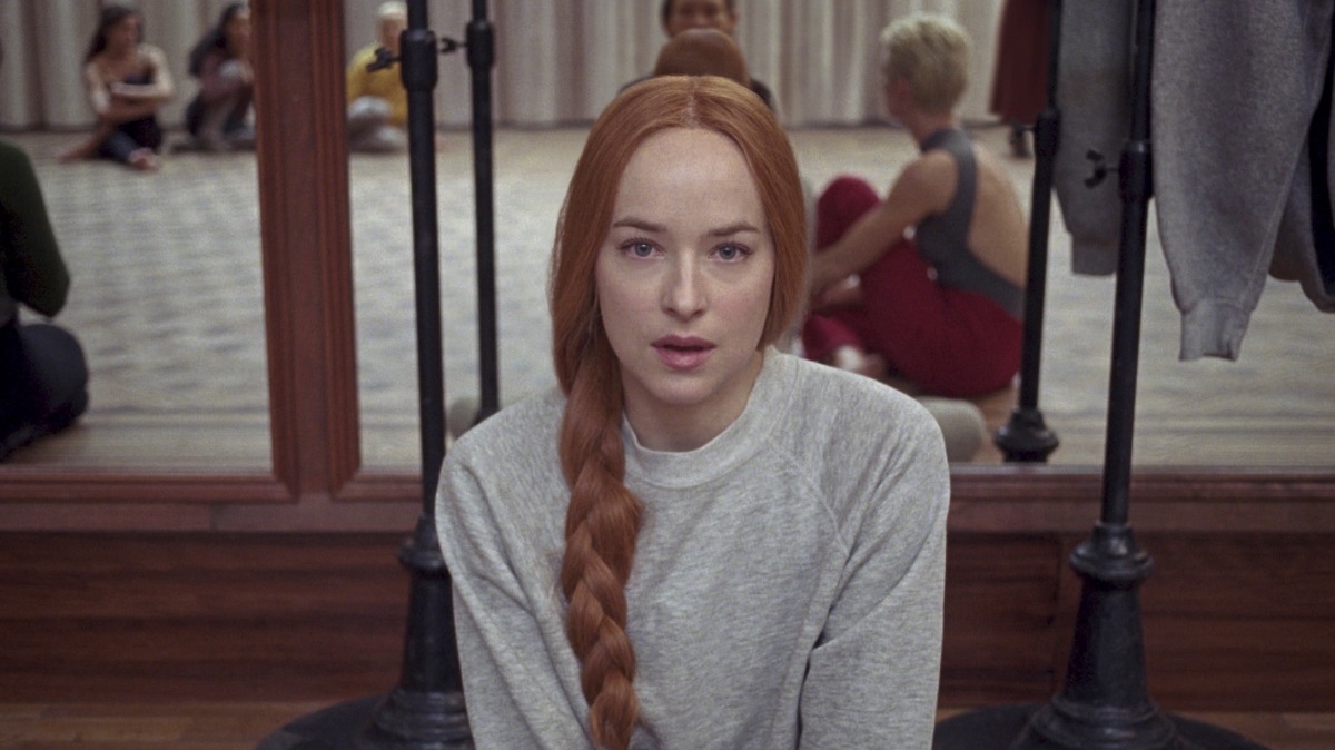 suspiria dakota johnson class="wp-image-216071" 