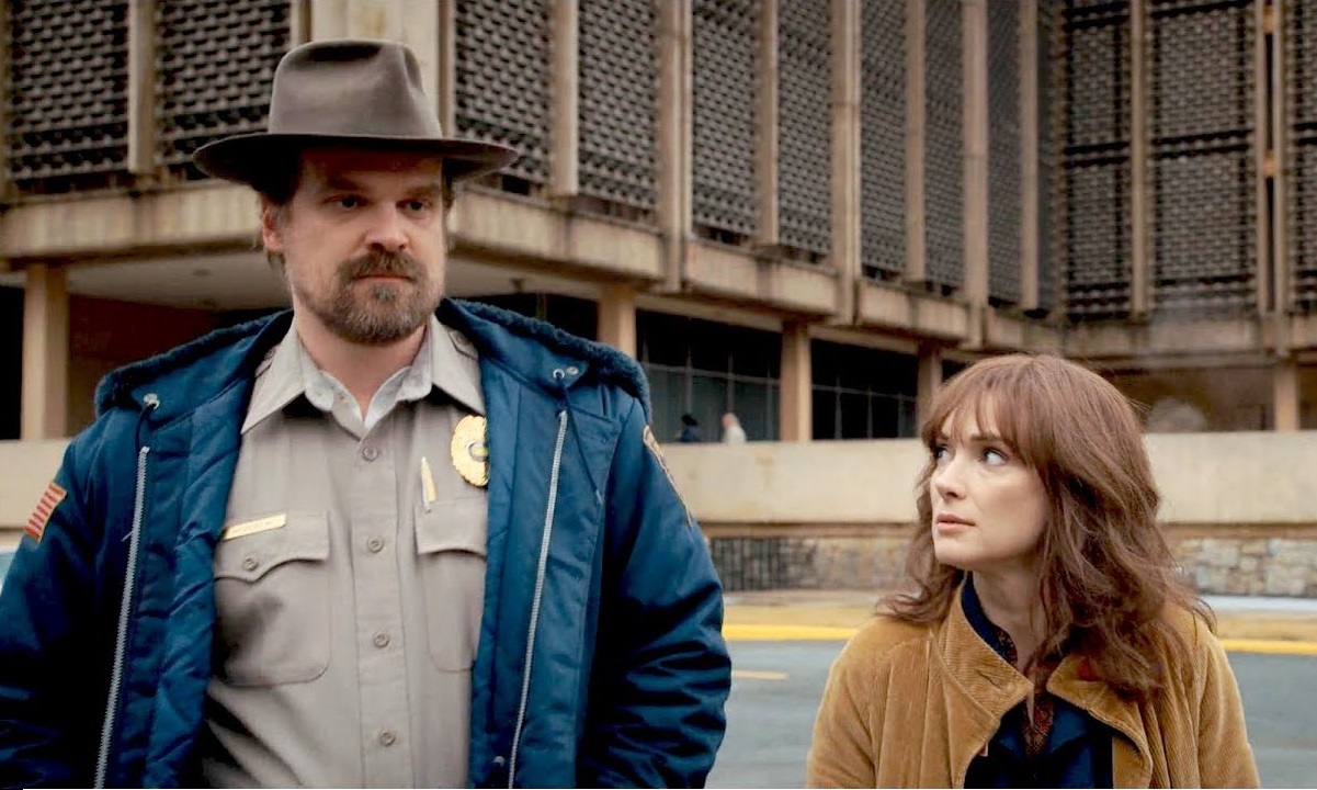 stranger things hopper joyce netflix class="wp-image-219665" 