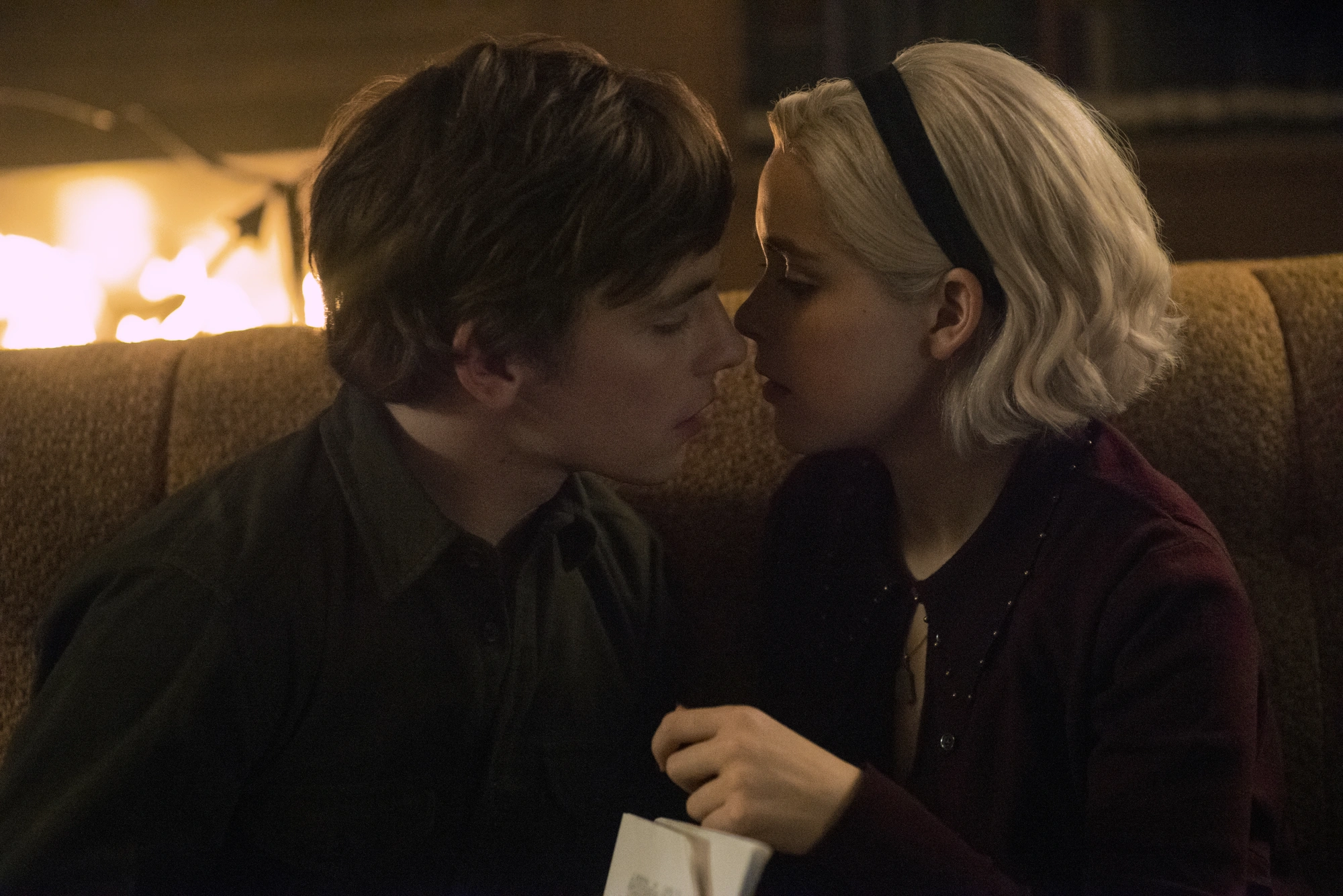 https://ocs-pl.oktawave.com/v1/AUTH_2887234e-384a-4873-8bc5-405211db13a2/splay/2019/03/Chilling-Adventures-of-Sabrina1.jpg