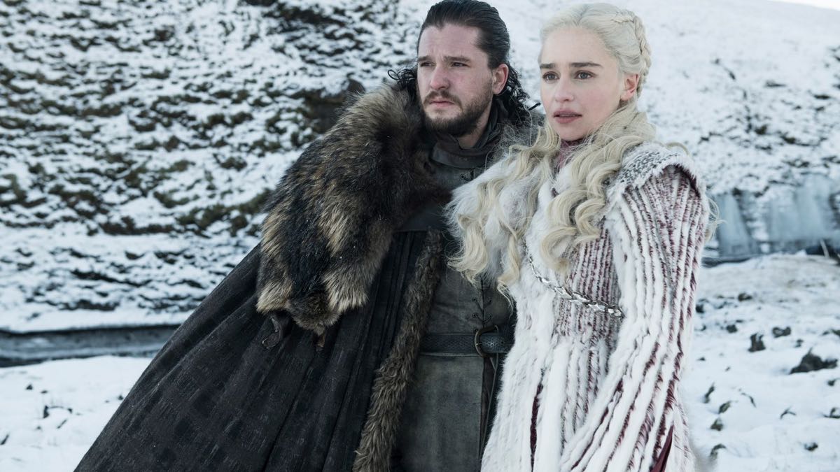 Gra o tron - Emilia Clarke i Kit Harington class="wp-image-305392"