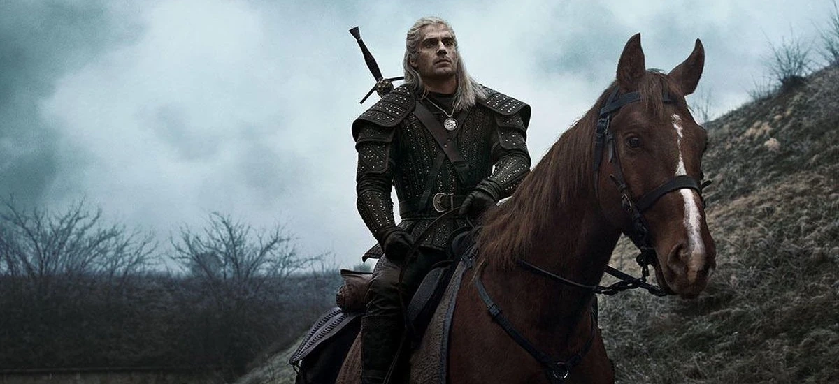 Henry Cavill na koniu - kadr z serialu Netfliksa Wiedźmin