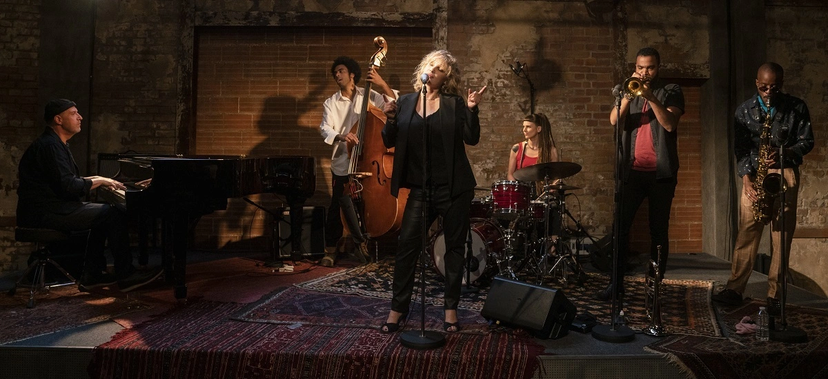 Joanna Kulig śpiewa na pierwszym zdjęciu z serialu Netfliksa - The Eddy