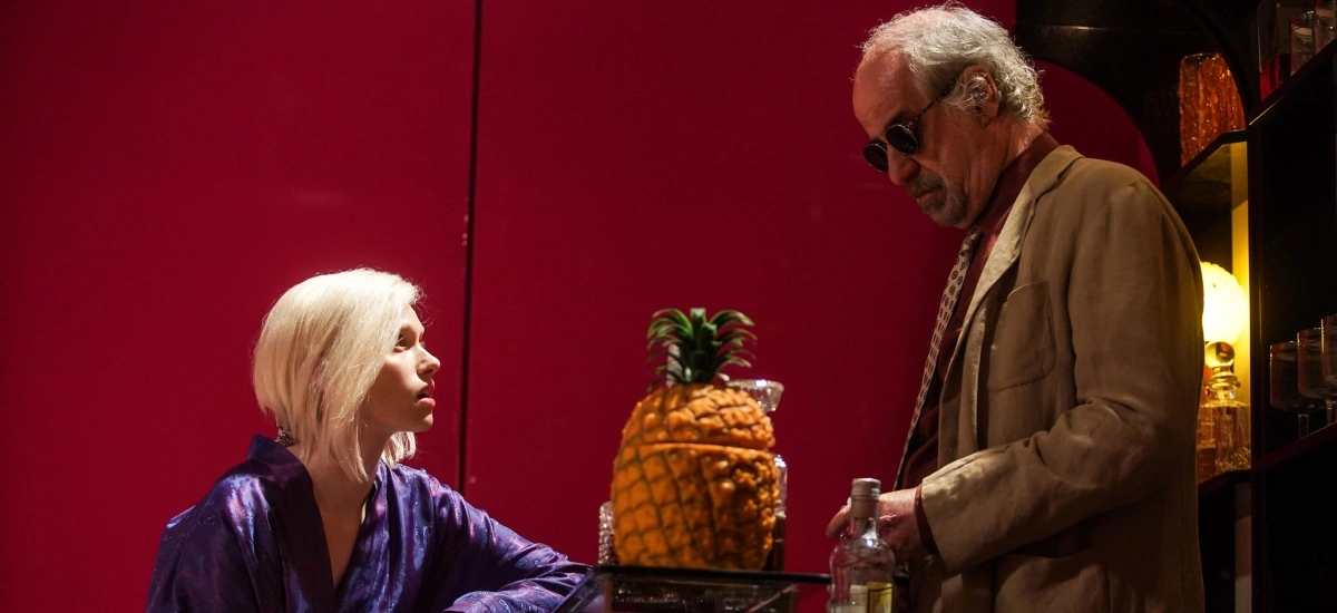 W labiryncie: recenzja. Dustin Hoffman i włoskie neonoir