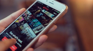 Netflix nie spoileruje seriali billboardami. Ta kampania nie jest prawdziwa