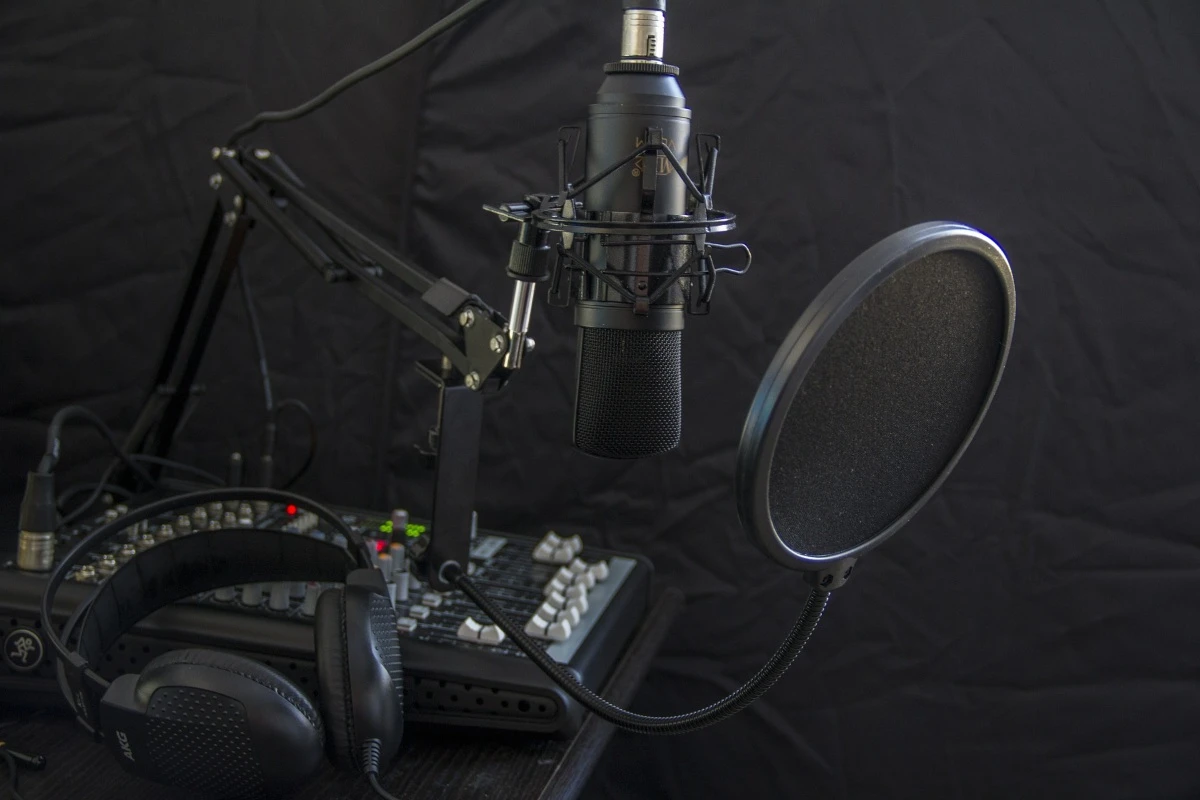 Piotr Stelmach kolejnym dziennikarzem, który opuszcza radiową Trójkę
