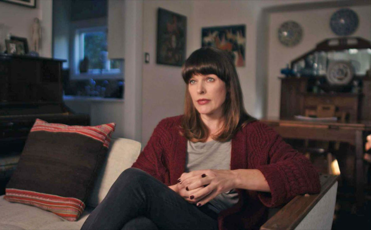 Milla Jovovich w scenie z dokumentu HBO Dzieciaki z showbiznesu