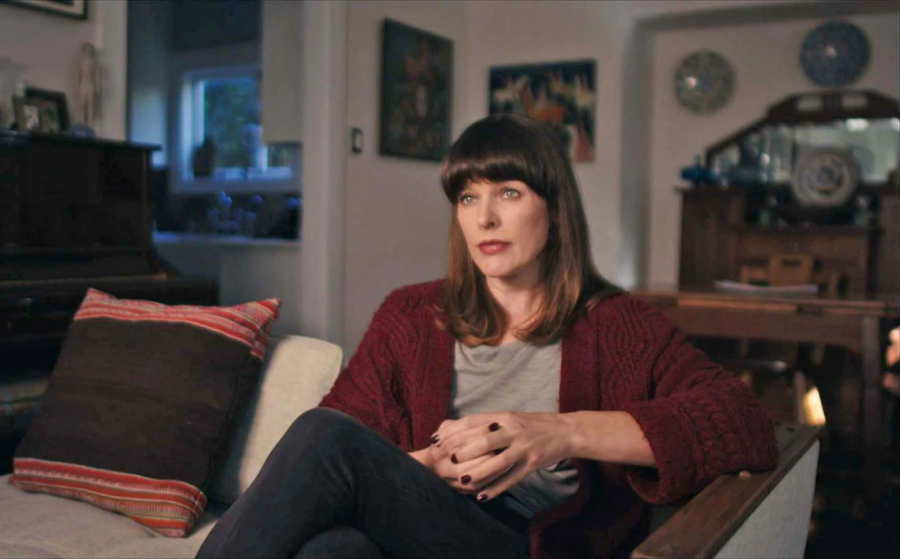 Milla Jovovich w scenie z dokumentu HBO Dzieciaki z showbiznesu