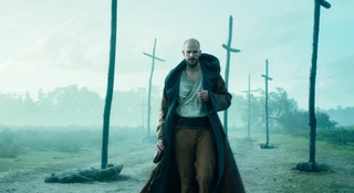 „Czuję, jakbym do tej roli przygotowywał się całe życie" - Floki z „Wikingów" opowiada nam o tym, jak wcielał się w Merlina