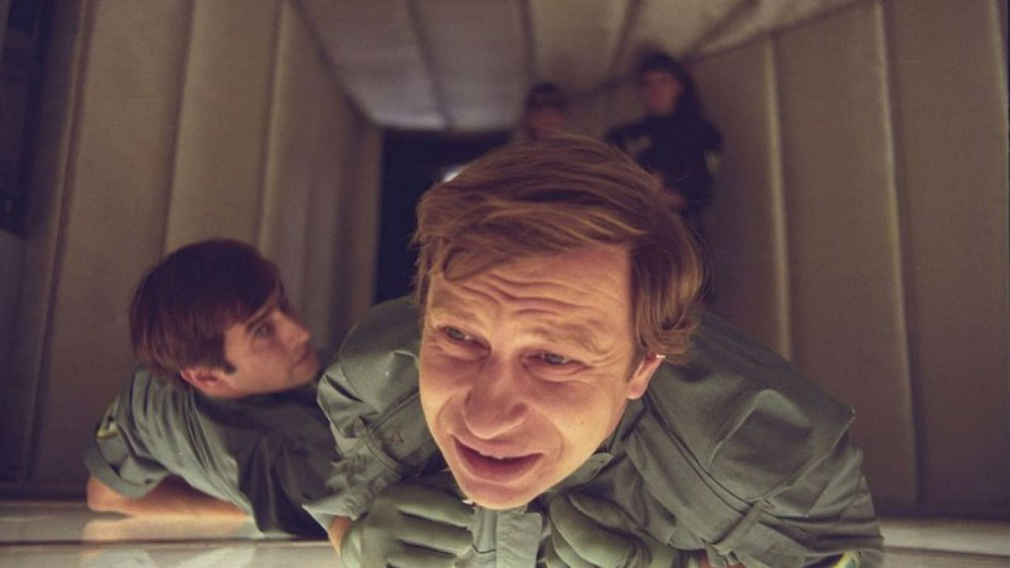 Jerzy Stuhr w scenie z filmu Seksmisja