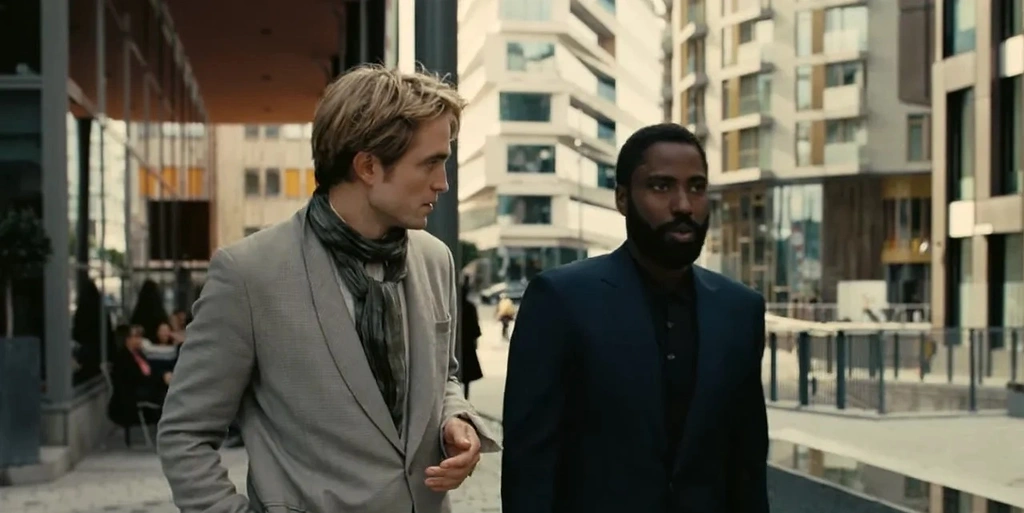 Robert Pattinson i John David Washington w filmie Tenet 