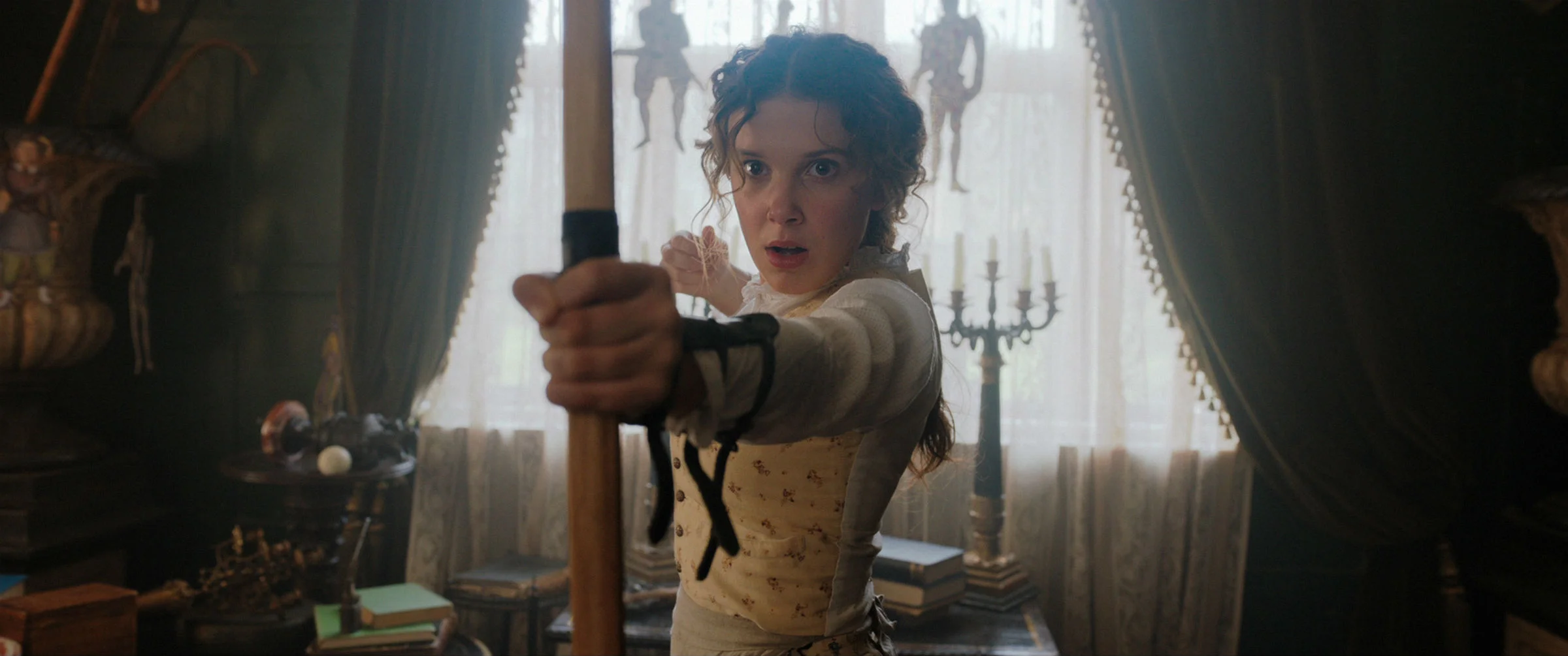 Millie Bobby Brown w filmie Enola Holmes