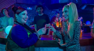 Czym zajmują się millenialsi? Hipsterką i iPhone'ami. Oceniamy hiszpański serial „Tak czy owak”