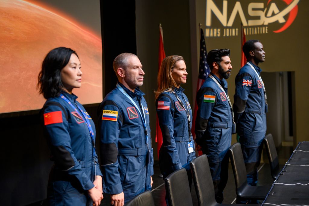 Od lewej: Vivian Wu, Mark Ivanir, Hilary Swank, Ray Panthaki i Atto Essandoh/Rozłąka class="wp-image-439945" 