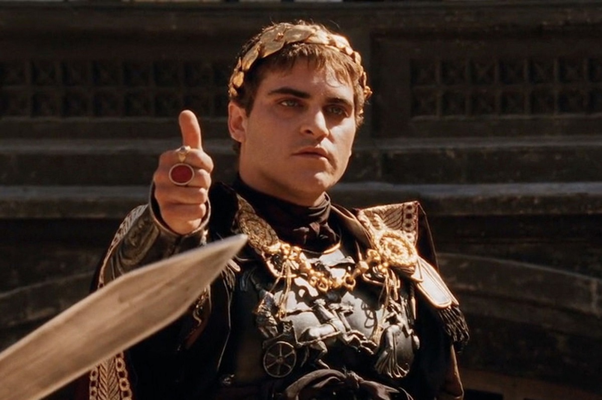 joaquin phoenix napoleon class="wp-image-452788" 