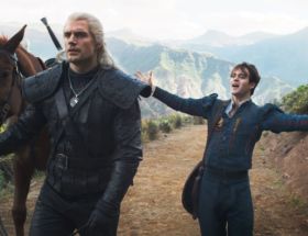 Geralt i Jaskier w scenie z serialu Wiedźmin