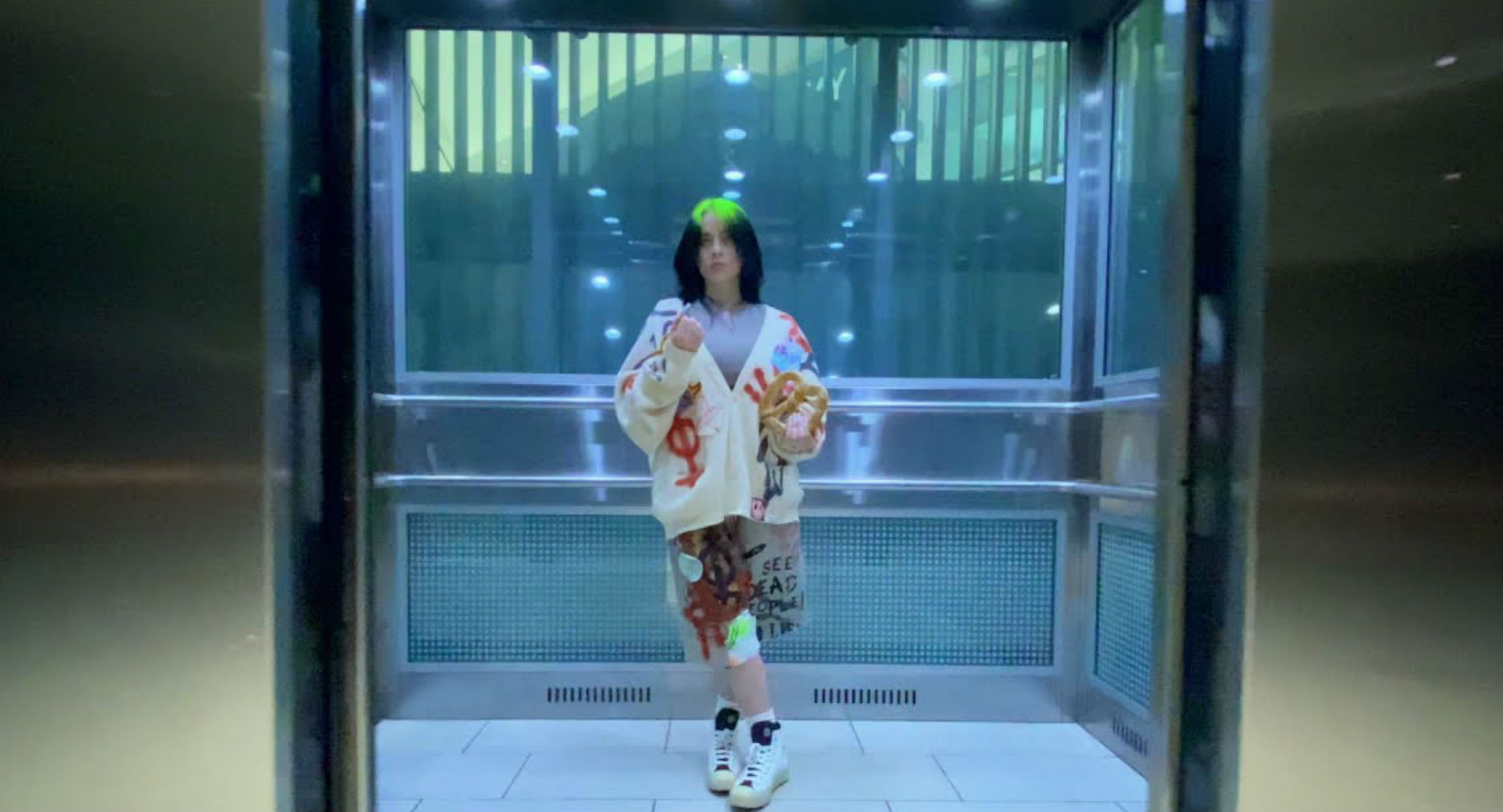 Billie Eilish w kadrze z klipu Therefore I Am