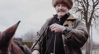 Daniel Olbrychski twierdzi, że Polacy są głupi, a jego żona rozkręca aferę, bo dla TVN-u atak na Kapitol był ważniejszy