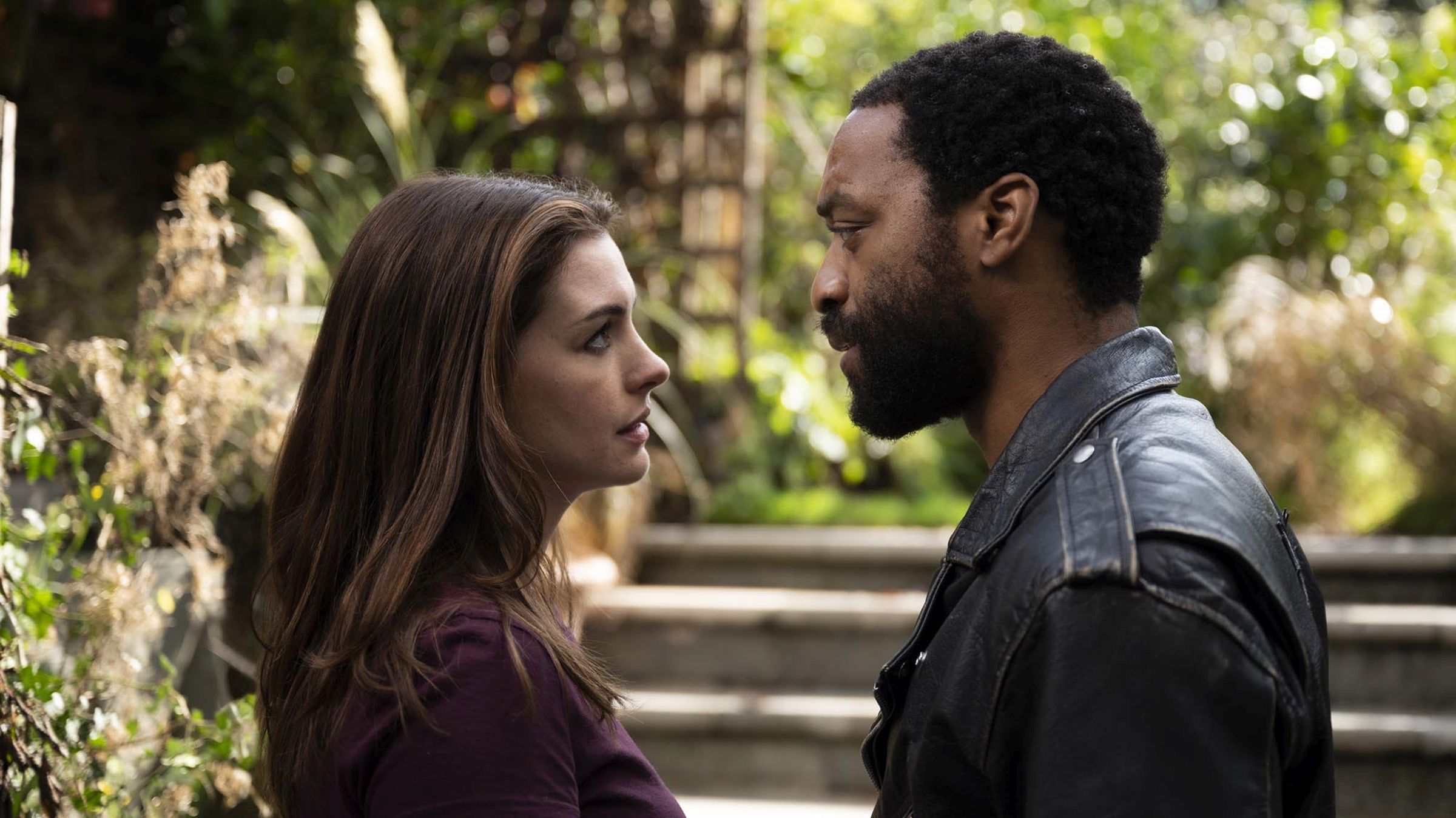 Anne Hathaway i Chiwetel Ejiofor w filmie Skazani na siebie